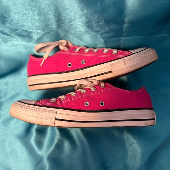 DONATED IF NO PURCH BY 3/5/25 🩷PRICE LOWERED🩷. Converse All-Stars.Sz 8 HOT Pink - Picture 5 of 6